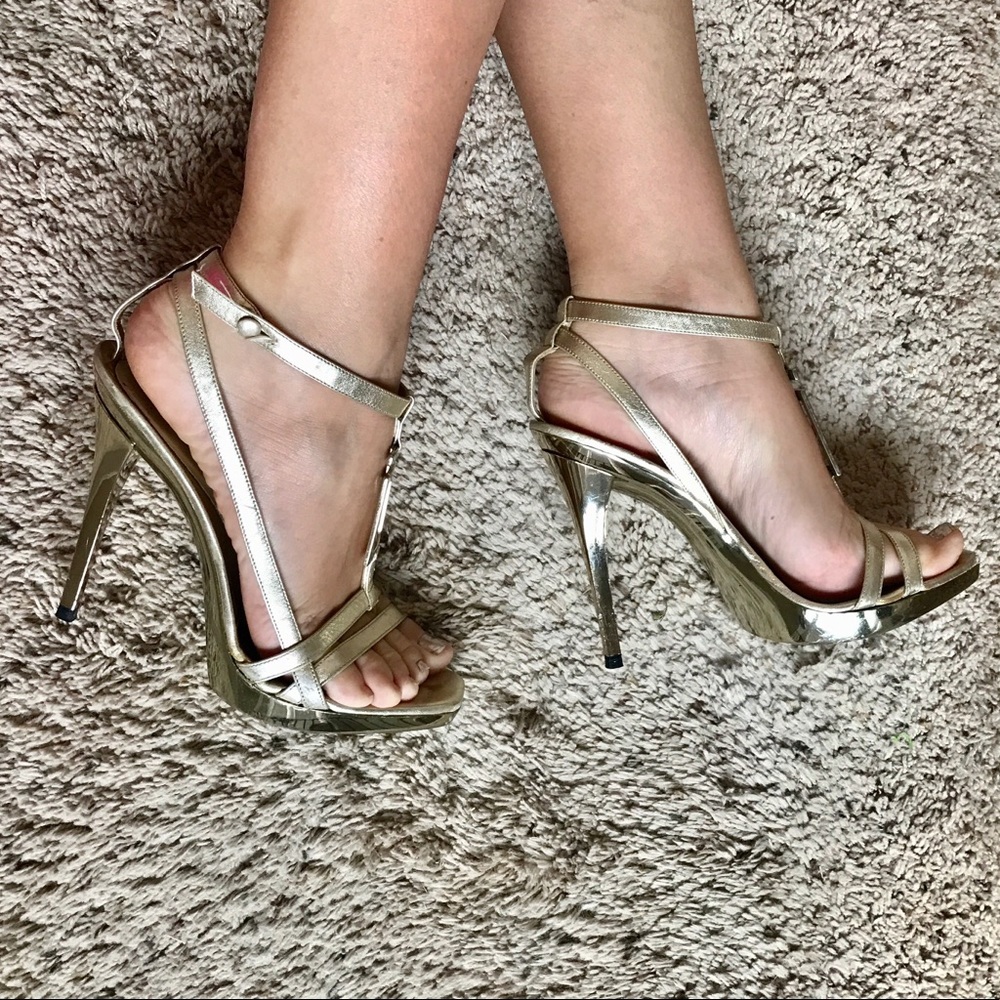 💯Versace Metallic Gold Greek Key T-Strap Sandal